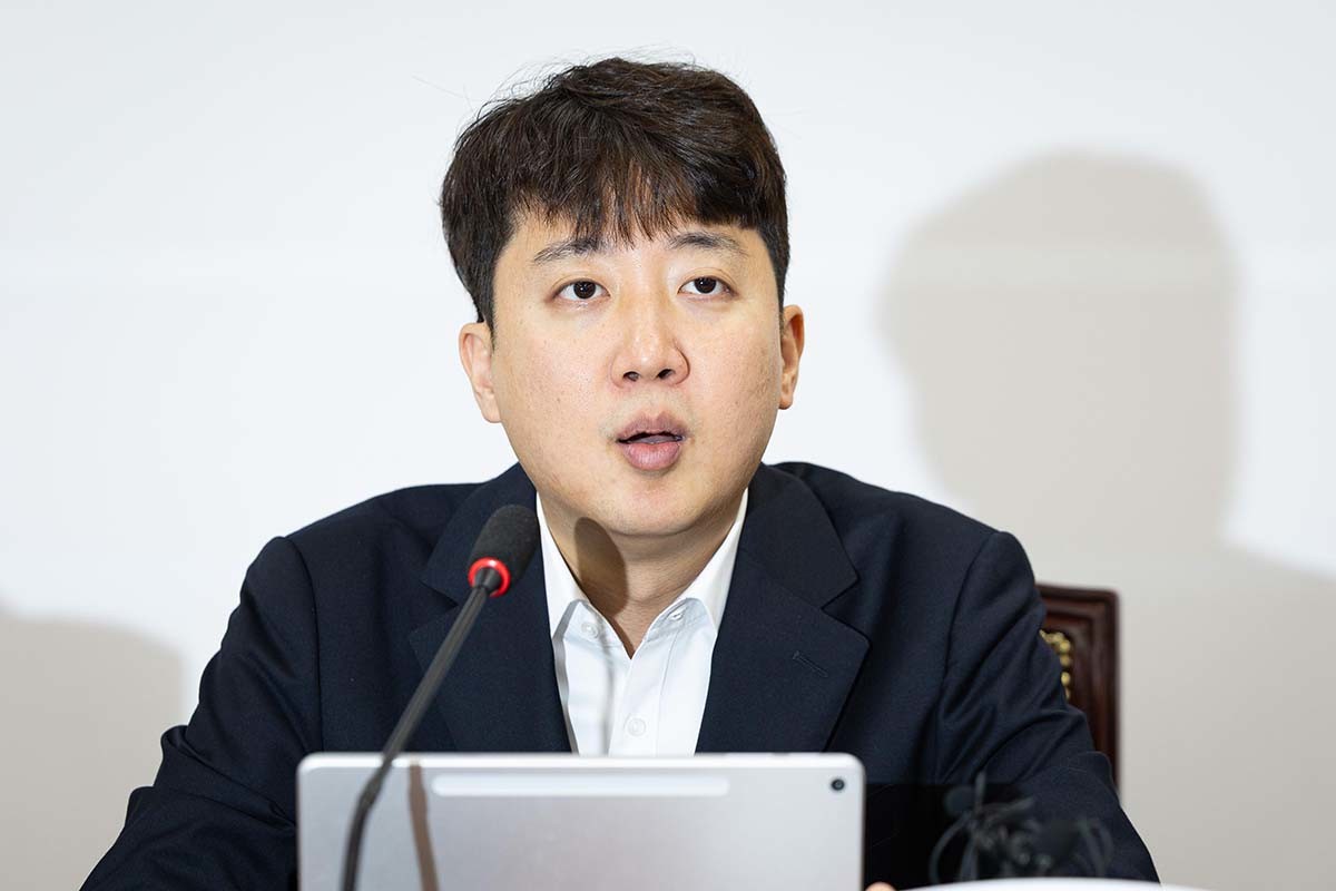 이준석 개혁신당 대표가 16일 서울 여의도 국회에서 열린 최고위원회의에서 모두 발언을 하고 있다. / 뉴스1