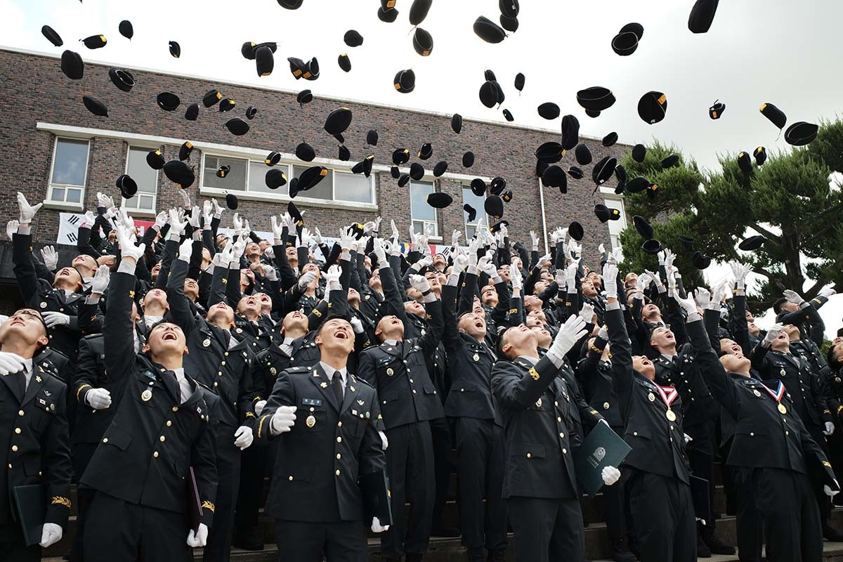 지난 8월 29일 오전 경기 광주시 육군 특수전학교에서 열린 '특전부사관 260기 임관식'에서 신임 특전부사관들이 베레모를 던지고 있다. / 뉴스1