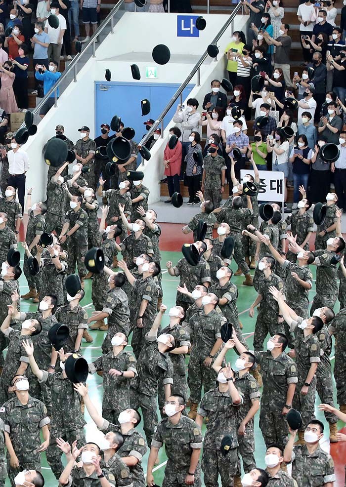 2022년 6월 29일 충남 논산 육군훈련소 연무관에서 열린 22-37기 26교육연대 2교육대 신병 수료식에서 장병들이 베레모를 던지고 있다. 이번 수료식을 마친 2개 교육기수 훈련병 총 1701명은 18개월간 국방의 의무를 수행하게 된다. / 뉴스1