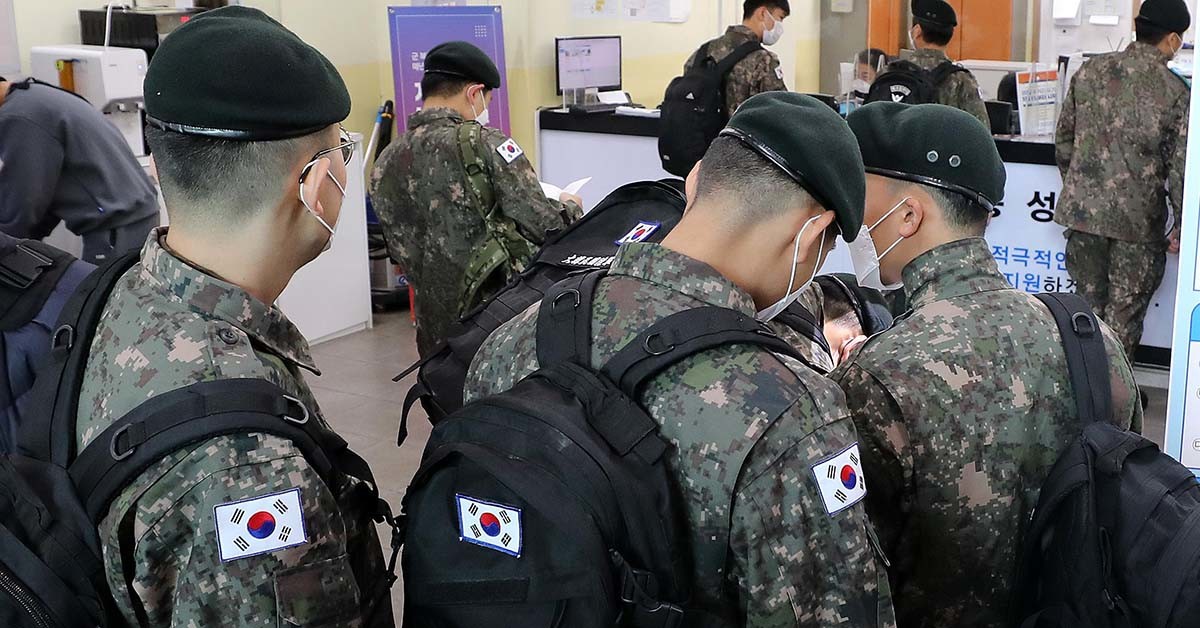 서울 용산구 서울역 국군장병라운지 TMO에서 장병들이 승차권을 구입하기위해 대기하고 있다. / 뉴스1 자료사진