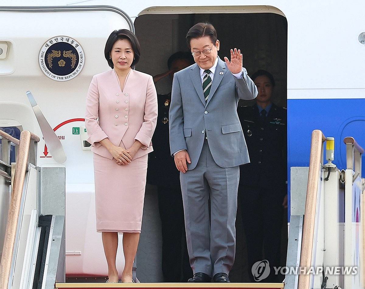 말레이시아 아세안 정상회의 참석차 출국하는 이재명 대통령과 김혜경 여사가 26일 성남 서울공항 공군 1호기에서 환송객에게 인사하고 있다 / 연합뉴스