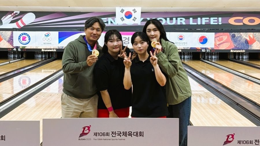 (왼쪽부터)계명문화대학교 생활체육학부 하준호 학부장, 전지혜·지유정 선수, 추유니 코치. / 계명문화대 제공