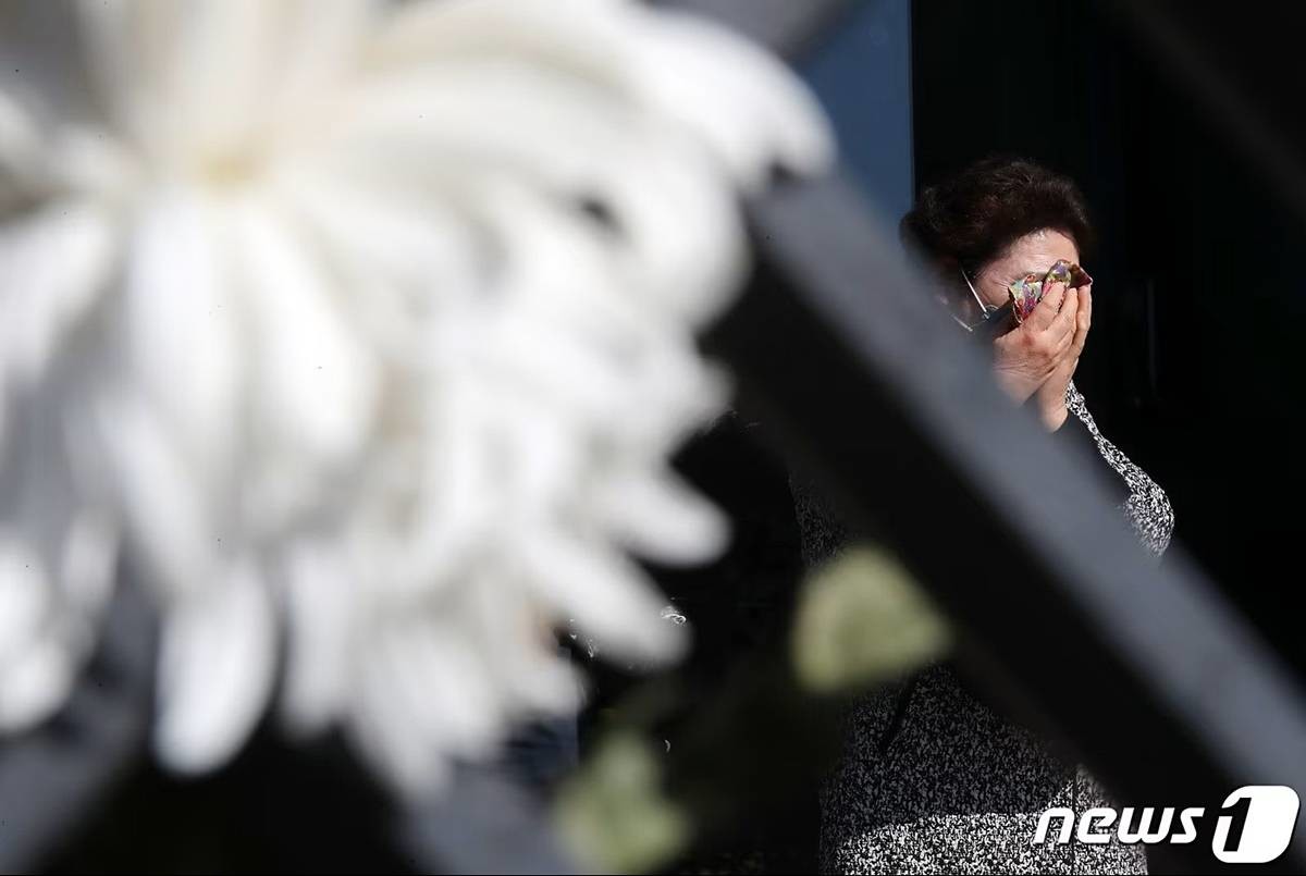 2022년 11월 2일 오전 서울 용산구 이태원 참사현장 앞에 마련된 추모공간을 찾은 손녀딸을 잃은 유가족이 눈물을 흘리고 있다 / 뉴스1