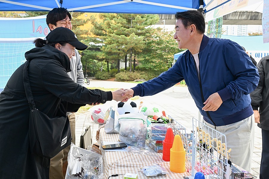 김동근 시장이 10월 26일 의정부2동 주민자치회의 ‘친환경 아나바다 장터’에 참석해 주민들과 소통하고 있다