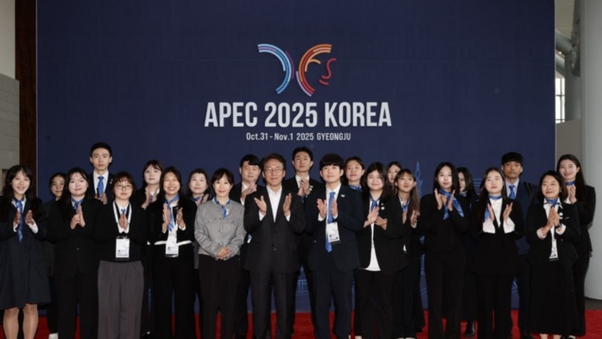 김민석 국무총리(앞줄 왼쪽 여섯번째)가 2025년 아시아태평양경제협력체(APEC) 정상회의에 참여하는 각국 정상과 대표단을 근접 수행하는 의전관들을 격려하고 있다.  / 연합뉴스