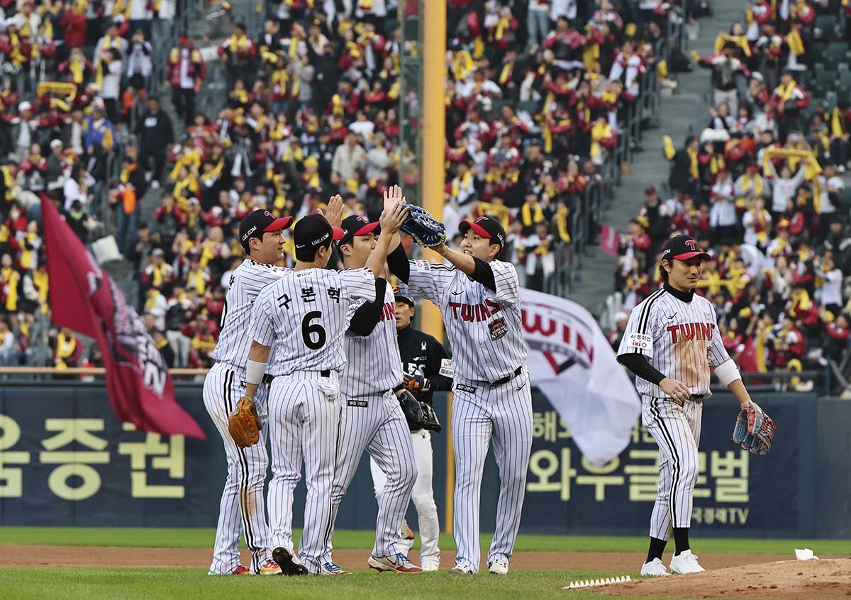 26일 서울 잠실야구장에서 열린 프로야구 2025 신한 SOL뱅크 KBO 포스트시즌 한국시리즈 1차전 한화 이글스와 LG 트윈스의 경기, 8대 2 승리를 거둔 LG 선수들이 승리의 기쁨을 나누고 있다. / 뉴스1