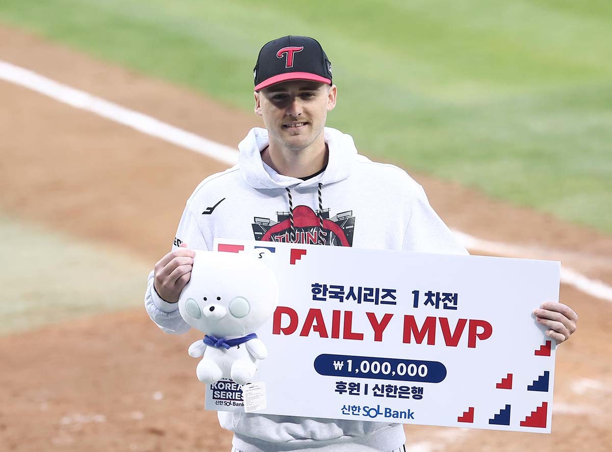 LG 톨허스트가 26일 서울 잠실야구장에서 열린 프로야구 2025 신한 SOL뱅크 KBO 포스트시즌 한국시리즈 1차전 한화 이글스와 LG 트윈스의 경기에서 데일리MVP에 선정된 후 기념촬영을 하고 있다. / 뉴스1