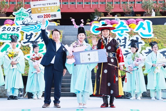 문금주 국회의원(왼쪽), 일반부 대상 서은애(전남 순천, 36세), 김철우 보성군수가 수상을 축하하고 있다.