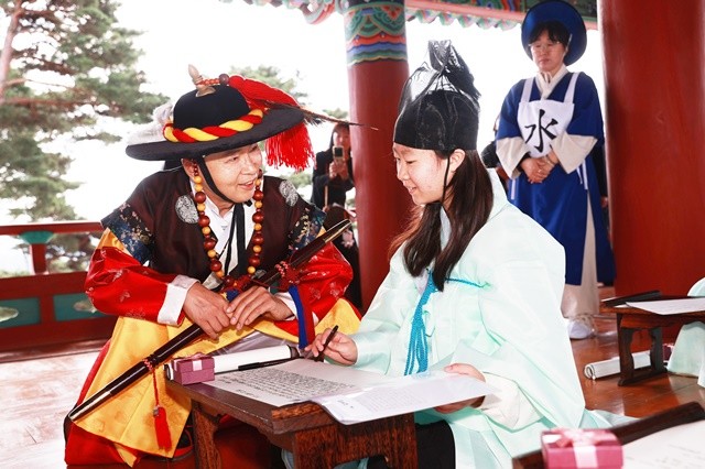 보성군, 전국 최초 ‘제1회 보성 열선루 이순신 장계 쓰기 대회’ 성황_ 김철우 보성군수가 장계 쓰기 대회 참가자를 격려하고 있다.