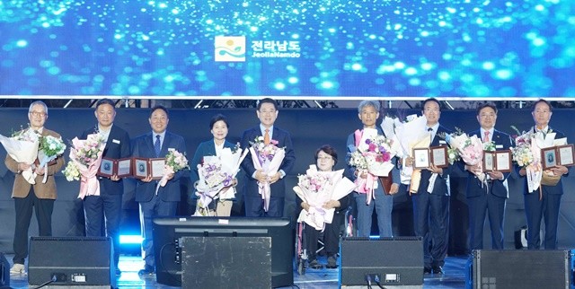 김영록 전라남도지사가 24일 도청 OK도민광장에서 열린 ‘제29회 전라남도 도민의 날’ 기념행사에 참석해 자랑스런 전남인상을 시상하고 기념촬영을 하고 있다.