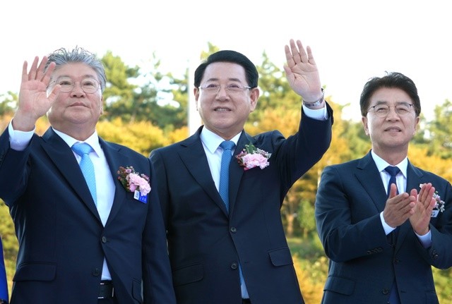 김영록 전라남도지사가 25일 영광 공설운동장에서 열린 ‘제37회 전라남도생활체육대축전’ 개회식에 참석해 주요내빈들과 입장하는 선수들을 환영하고 있다.