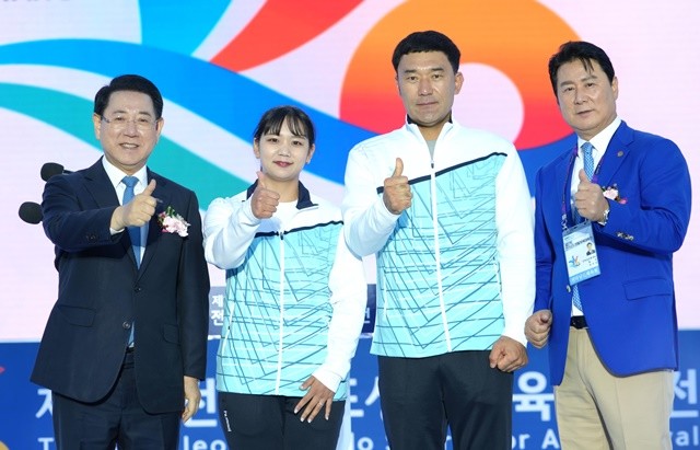 김영록 전라남도지사가 25일 영광 공설운동장에서 열린 ‘제37회 전라남도생활체육대축전’ 개회식에 참석해 선수단 대표에게 스포츠7330실천다짐을 받고 기념촬영을 하고 있다.