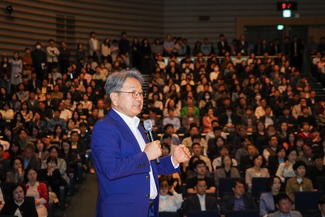 강기정 광주광역시장이 24일 오전 시청 대회실에서 열린 '국가AI컴퓨팅센터 유치 관련 전 직원 공유회'에 참석해 'AI중심도시 실현에 대한 광주의 꿈은 굳건하다'며 미래 구상을 밝히고 있다. /광주광역시 제공