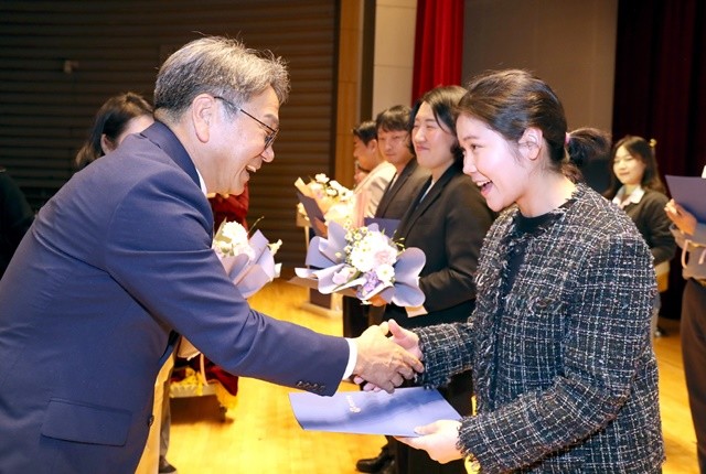 강기정 광주광역시장이 24일 시청 대회의실에서 열린 ‘2025 정신건강의 날’ 기념행사에 참가해 자살예방 및 정신건강사업 유공자들을 표창하고 있다. /광주광역시 제공