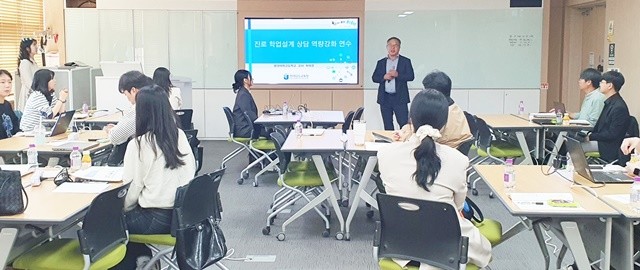 24일 전라남도교육청교육연구정보원에서 열린 ‘진로·학업 설계 상담 역량 강화 연수’에서 교사들이 2028학년도 대입 제도 변화에 따른 과목 선택 전략을 실습하고 있다.