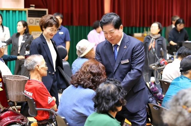공영민 고흥군수가 지난 23일 국립소록도병원 복합문화센터에서 열린 ‘소록도 주민 어울림 한마당’ 행사에서 참석 주민과 악수하며 인사하고 있다.