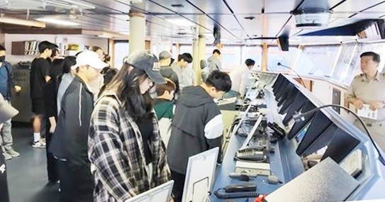 화정초등학교와 개도중학교 학생 22명이 전남대 실습선인 ‘새동백호’를 견학하고 있다.