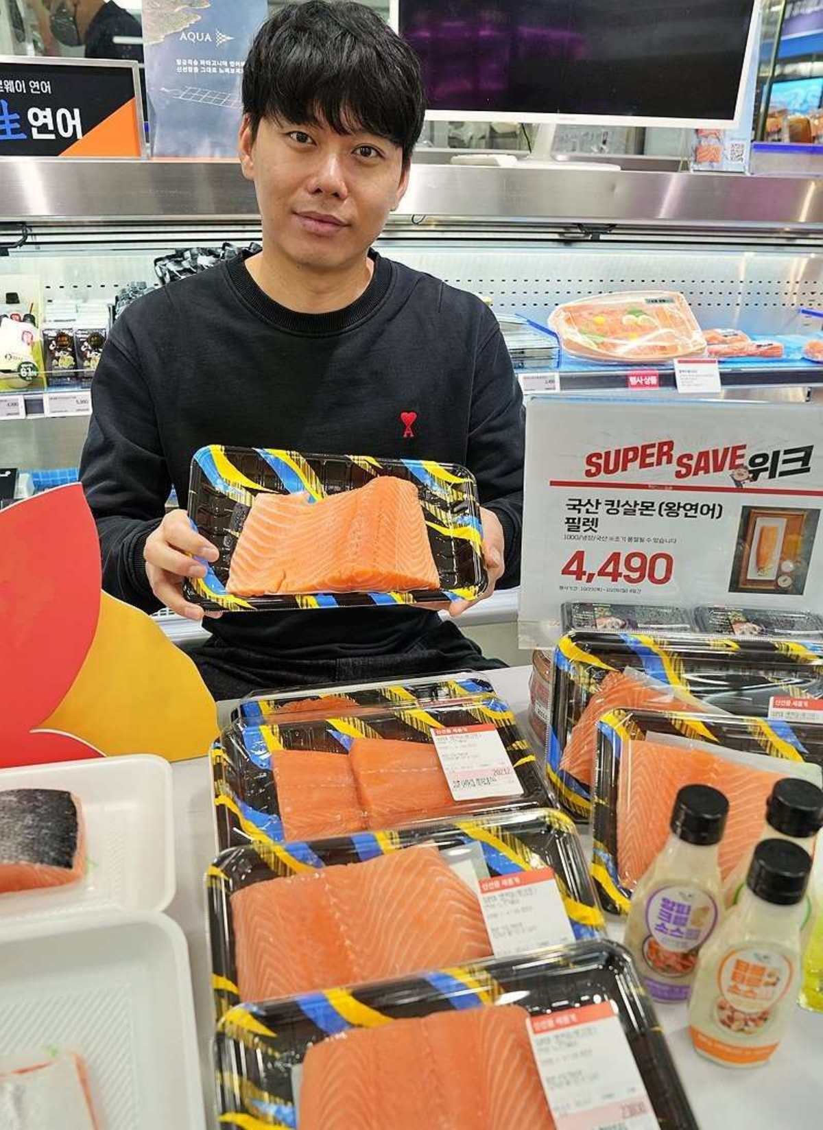 롯데마트는 지난 23~26일까지 4일간 '국산 연어'(100g)를 4000원 대에 국내 유통업체 최초로 판매했다.