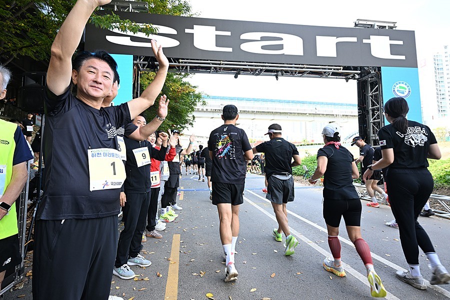 김동근 시장이 10월 25일 ‘2025 의정부시 하천마라톤 전국대회’에서 참가자들을 격려하고 있다