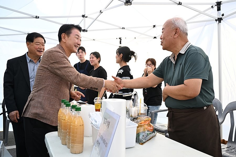 김동근 시장이 10월 25일 제8회 동오마을축제 ‘2025 동오마실페스타’에서 시민들과 소통하고 있