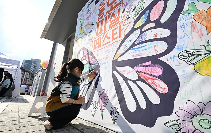 10월 25일 동오마을 먹거리타운에서 열린 제8회 동오마을축제 ‘2025 동오마실페스타’ 모습