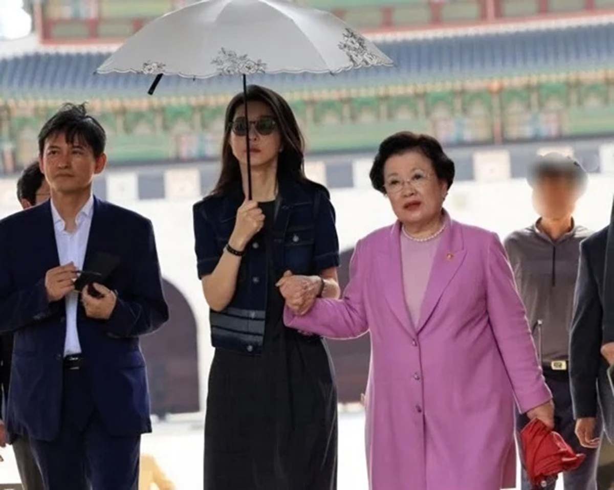 왼쪽부터 황성운 문화체육관광부 기조실장(전 대통령실 문화체육비서관), 김건희 여사, 이배용 전 국가교육위원장. / 사진='김어준의 겸손은힘들다 뉴스공장'