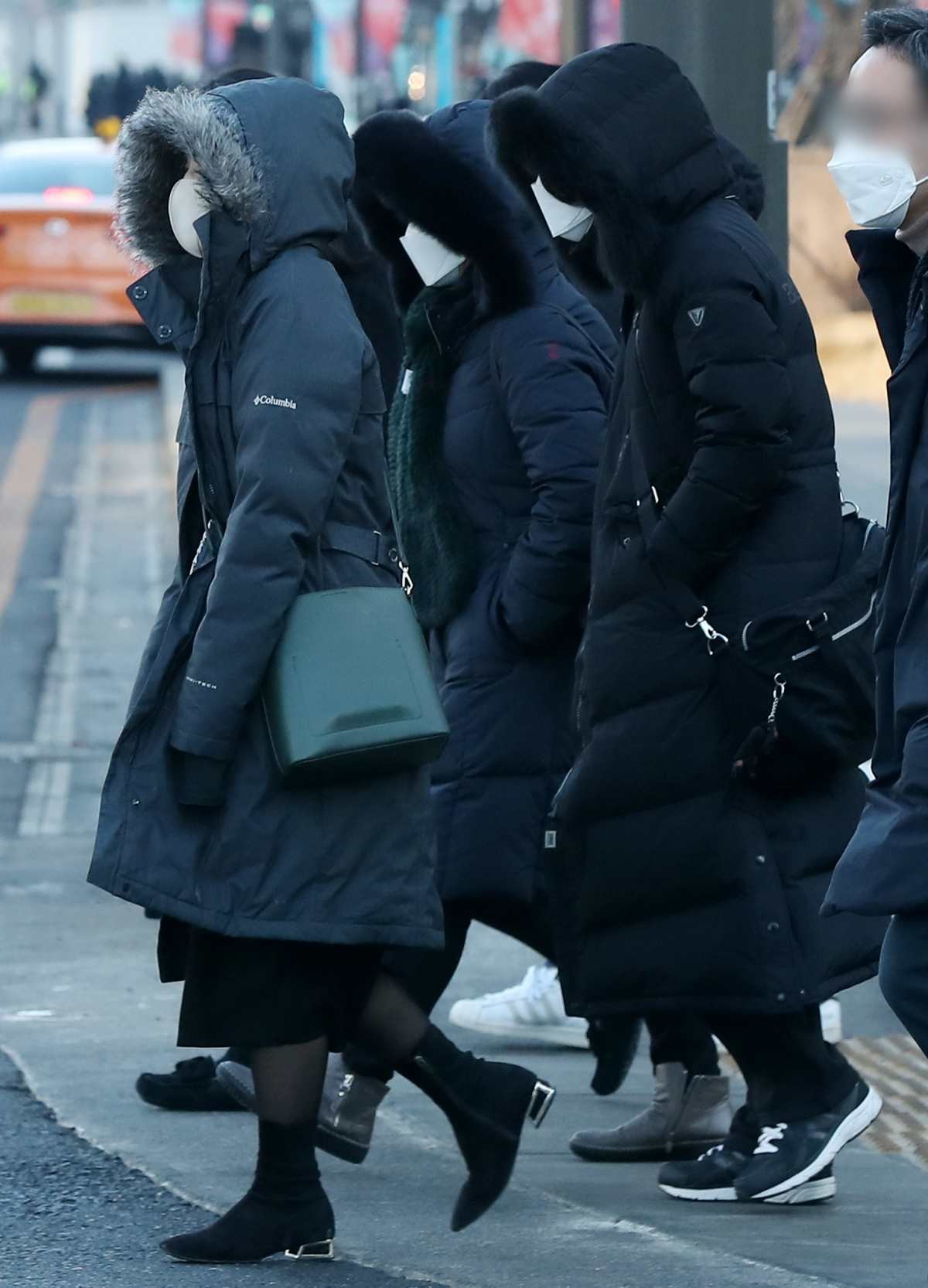 한국 겨울철 길거리에서 흔하게 볼 수 있는 롱패딩 군단. 자료사진. / 뉴스1