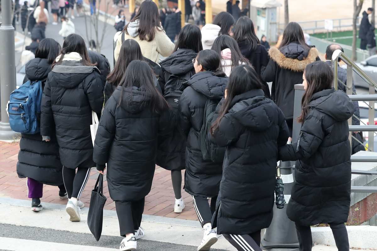 한국인들이 유난히 사랑하는 검은색 롱패딩. 자료사진. / 뉴스1