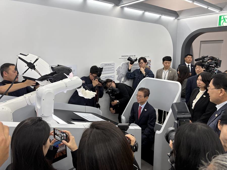 이철우 도지사의 AI드로잉_로봇체험 모습/이하 경북도