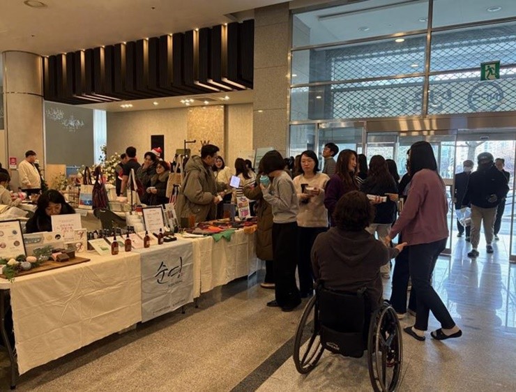 국민연금 부산사옥 로비에서는 매월 마지막 수요일마다 '연금이네 장터'가 열리고 있다. 금번 10월 마지막 수요일 장터는 '연금이네 플리마켓 부산점'으로 열릴 예정이다. / 사진제공=국민연금공단 부산지역본부