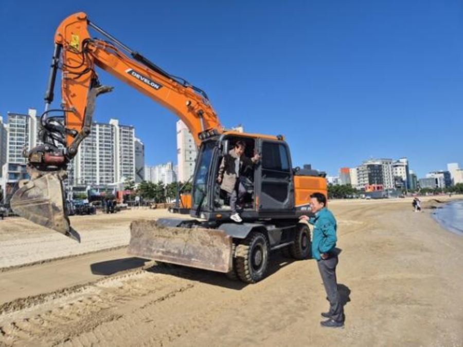 0영일대해수욕장에서 열리는 포항불꽃&드론쇼 개최를 대비 현장안전점검을 하고 있는 김응수 청장 / 포항시 제공