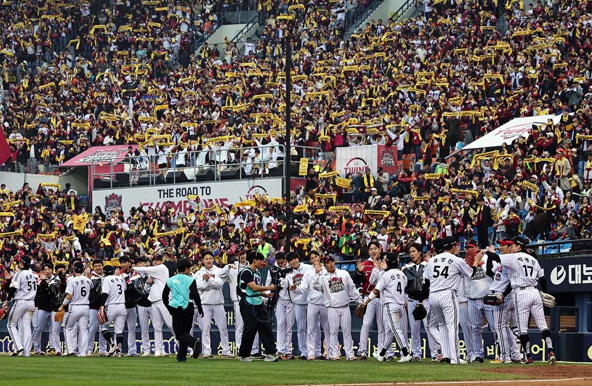 26일 서울 잠실야구장에서 열린 프로야구 2025 신한 SOL뱅크 KBO 포스트시즌 한국시리즈 1차전 한화 이글스와 LG 트윈스의 경기, 8대 2 승리를 거둔 LG 선수들이 승리의 기쁨을 나누고 있다. / 뉴스1