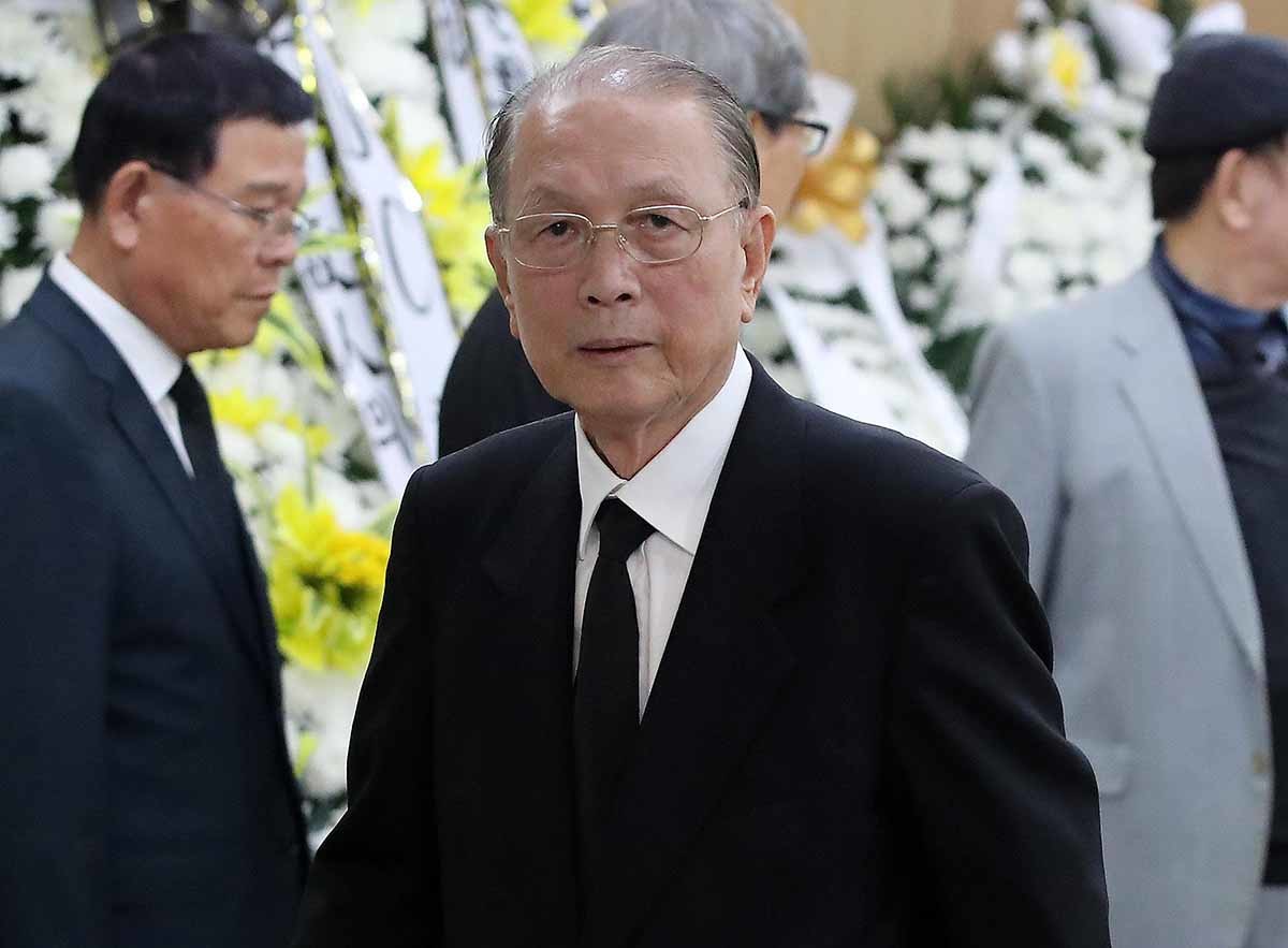 김기춘 전 대통령비서실장이 2024년 10월 24일 서울 송파구 아산병원 장례식장에 마련된 고(故) 이상득 전 의원 빈소에 조문을 마치고 나서고 있다. / 뉴스1