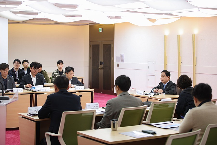 ‘2030 기업유치 마스터플랜’ 보고회에서 발언하고 있는 주광덕 시장