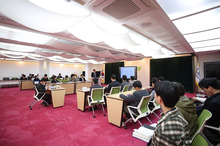 ‘남양주시 미래전략산업 발굴·육성 방안 연구용역’ 최종보고회에서 용역사 책임연구원이 10대 전략산업을 발표하고 있다