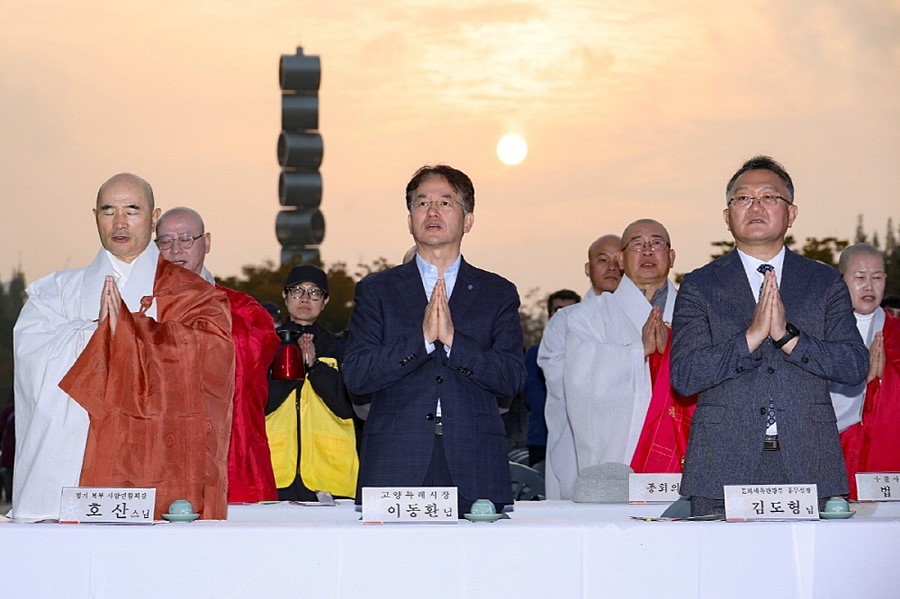 ‘제14회 태고문화제’에 참석해 합장하며 예를 올리고 있는 이동환 고양특례시장