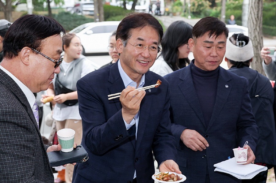 ‘행신아트 음식문화 특화거리 가을 축제’서 시식하기 전 음식을 들어올리고 있는 이동환 고양특례시장