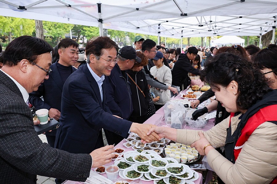 ‘행신아트 음식문화 특화거리 가을 축제’에서 시민과 악수하고 있는 이동환 고양특례시장