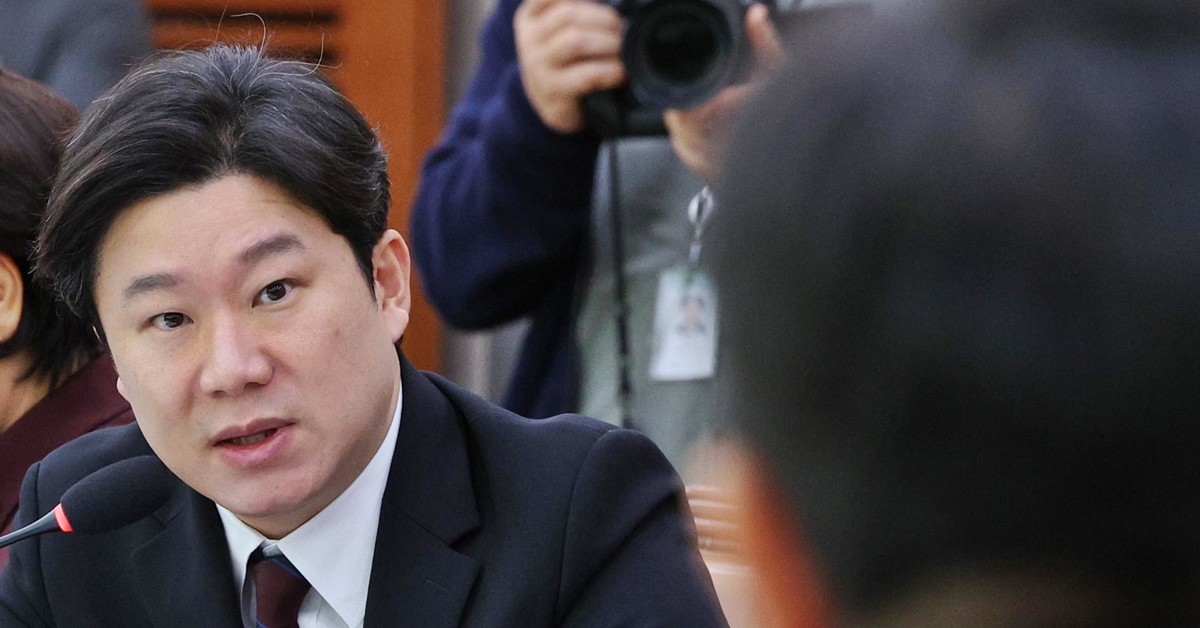 진종오 국민의힘 의원이 27일 서울 여의도 국회 문화체육관광위원회에서 열린 대한체육회 등에 대한 국정감사에서 유승민 대한체육회장에게 질의하고 있다. / 뉴스1