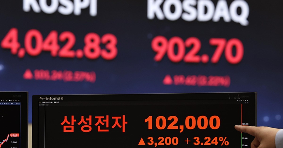 코스피가 사상 최초로 4000선을 돌파한 27일 오후 서울 여의도 한국거래소에 삼성전자와 SK하이닉스 주가 종가가 표시되고 있다. / 뉴스1