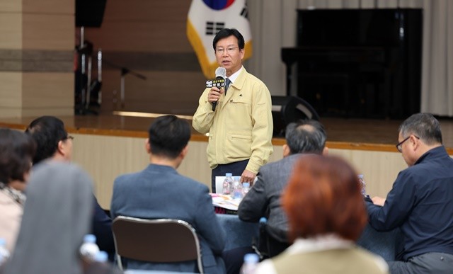 박병규 광산구청장이 27일 구청 7층 윤상원홀에서 장애인복지 정책 간담회에서 인사말을 하고 있다.