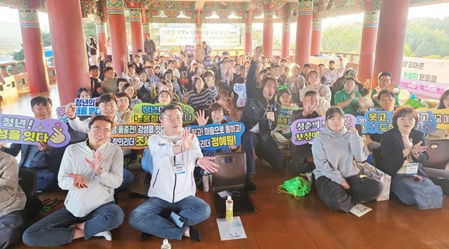 ‘명사초청 토크콘서트–보성 청년! 함께하는 미래’ 프로그램에서 방송인 노홍철과 참가자들이 단체 사진을 촬영하고 있다.