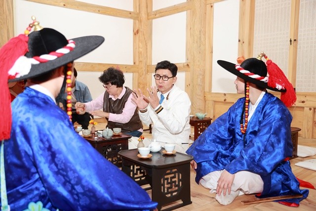 김철우 보성군수가 장군차 마시기 체험을 하고 있다.