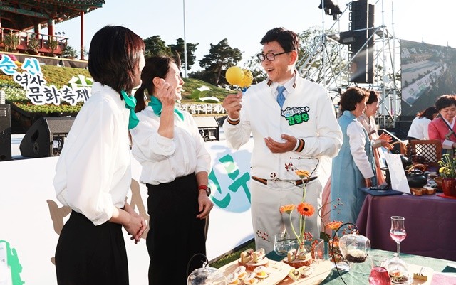 김철우 보성군수가 티아트페스티벌 행사장에서 시음을 하고 있다.