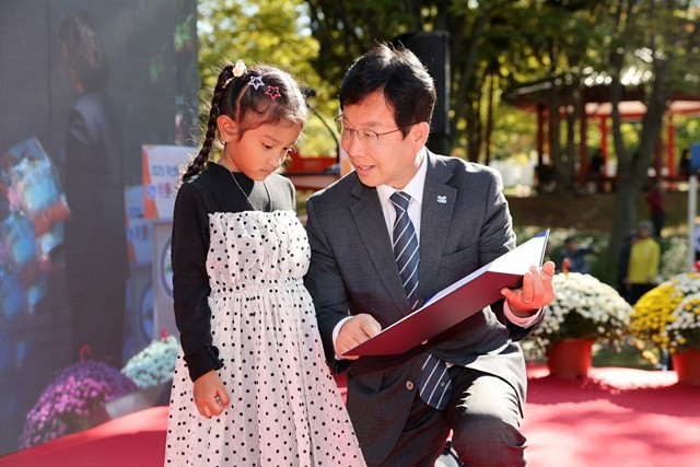 박병규 광산구청장이 지난 24일 수랑어린이공원에서 열린 우산동락(同樂) 어울림한마당에서 아이와 함께 이야기를 나누고 있다.