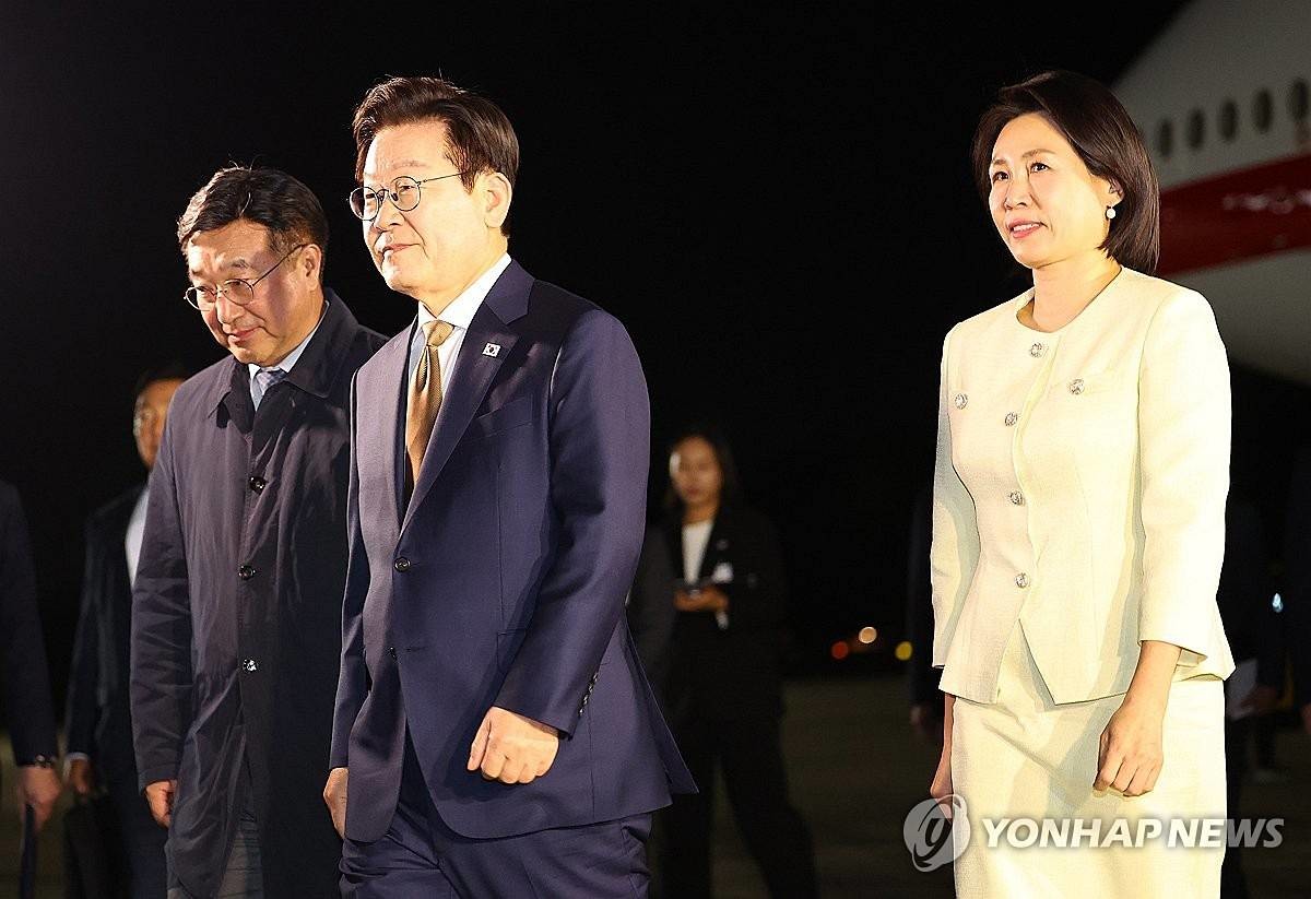 한-아세안 정상회의를 마친 이재명 대통령이 지난 27일 경기 성남 서울공항에 도착해 공군1호기에서 내려 차량으로 이동하고 있다 / 연합뉴스