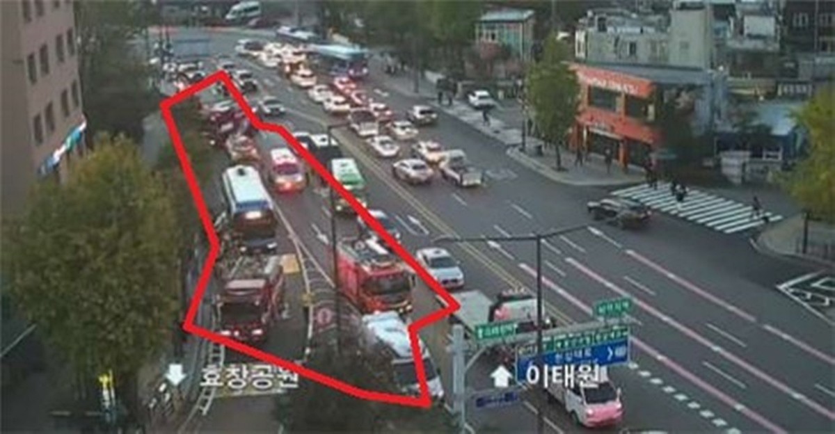 서울 용산구 삼각지역 인근 시내버스 냉각수 사고 현장 모습. 28일 오전 6시 37분쯤 서울 용산구 삼각지역 인근을 지나던 시내버스에서 냉각수가 유출돼 승객이 화상을 당하는 사고가 났다. 이날 사고는 버스의 냉각수 배관이 터지면서 발생했다. 당시 사고로 인해 버스에 타고 있던 30대 남성이 다리에 화상을 입고 병원으로 이송됐다. 이 남성은 크게 다치지는 않은 것으로 전해졌다. / TOPIS 캡처