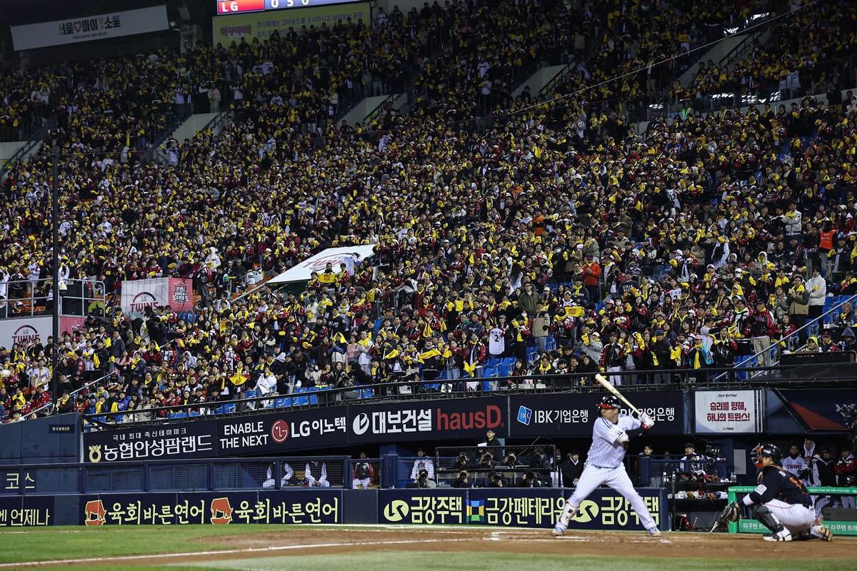 27일 서울 송파구 잠실야구장에서 열린 프로야구 2025 신한 SOL뱅크 KBO 포스트시즌 한국시리즈 2차전 한화 이글스와 LG 트윈스의 경기, 관중들이 열띤 응원을 펼치고 있다. 기사 이해를 돕기 위한 자료 사진. 프로야구 LG 트윈스와 한화 이글스의 한국시리즈 2차전이 열린 27일 오후 서울 잠실야구장에서 야구를 관람하던 야구팬이 쓰러져 병원에 이송됐다.     / 뉴스1