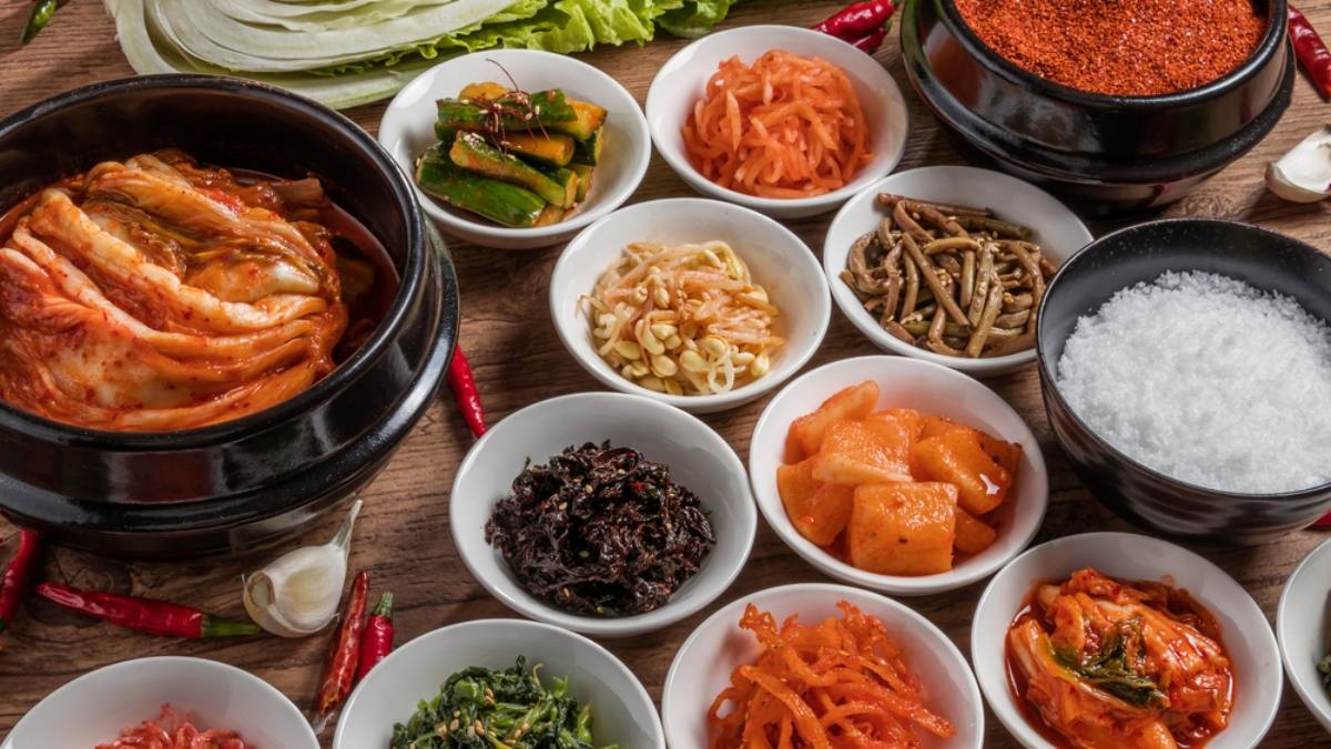김치를 포함한 다양한 한국 반찬들 / norikko-shutterstock.com