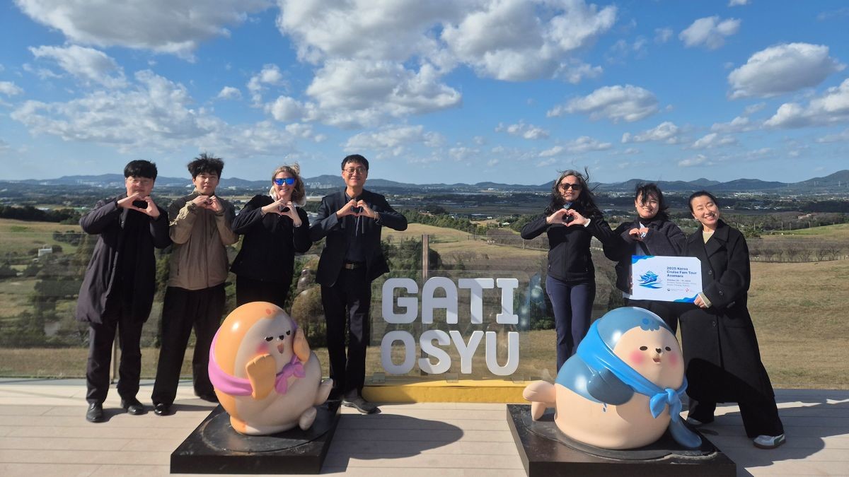 지난 27일 미국 아자마라 크루즈 선사 관계자가 서산해미읍성을 방문한 모습 / 서산시
